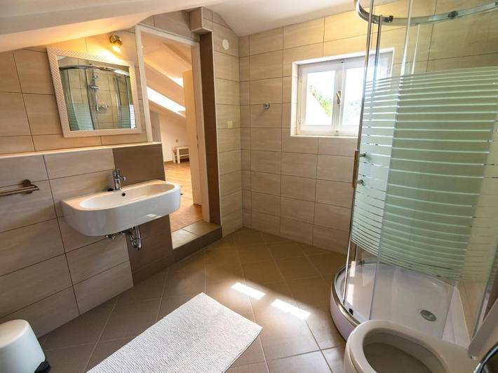 Ferienhaus für 5 Personen, mit Terrasse und Garten in Banjol - 4
