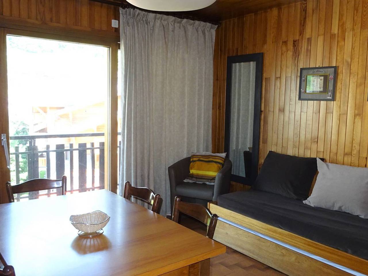 Entire apartment, Spacious 1-Bedroom Apartment for 4 - Central Les Gets, Wifi, Linens Included in Les Gets, Les Portes du Soleil