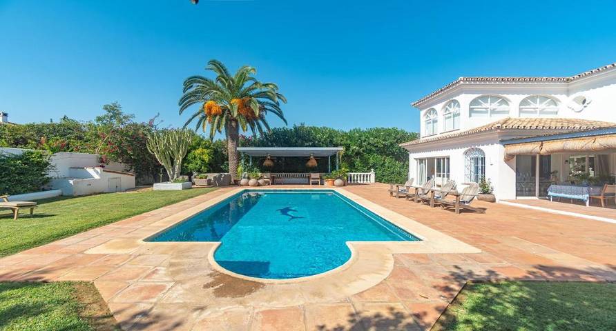 Chalet para 11 personas, con vistas y jardín además de terraza y piscina, Se admiten mascotas en Campo de Gibraltar - 3