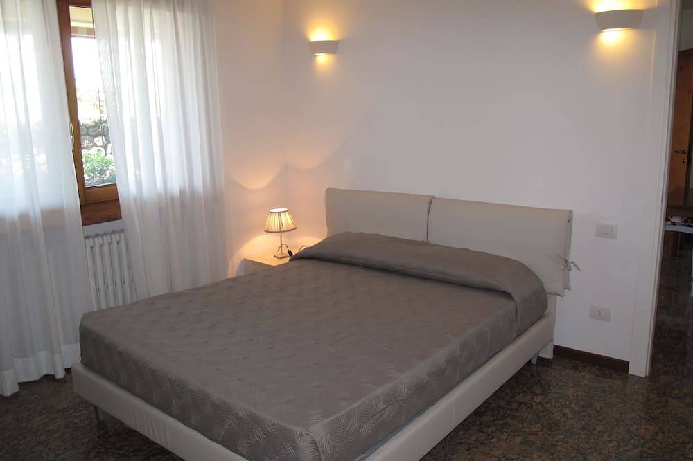 Ganze Wohnung, Apartment innerhalb einer Villa, großer Garten mit Blick auf See und Pool in Bardolino, Gardasee-Berge