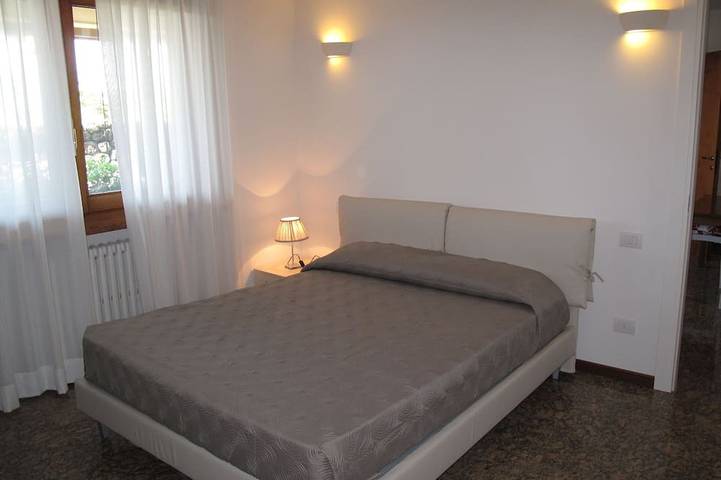 Ganze Wohnung, Apartment innerhalb einer Villa, großer Garten mit Blick auf See und Pool in Bardolino, Gardasee-Berge