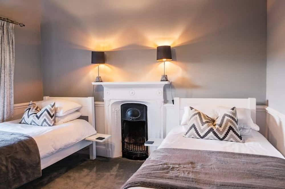 The Old School House,  with 8 person hot tub. in Newton Stewart, Dumfries und Galloway