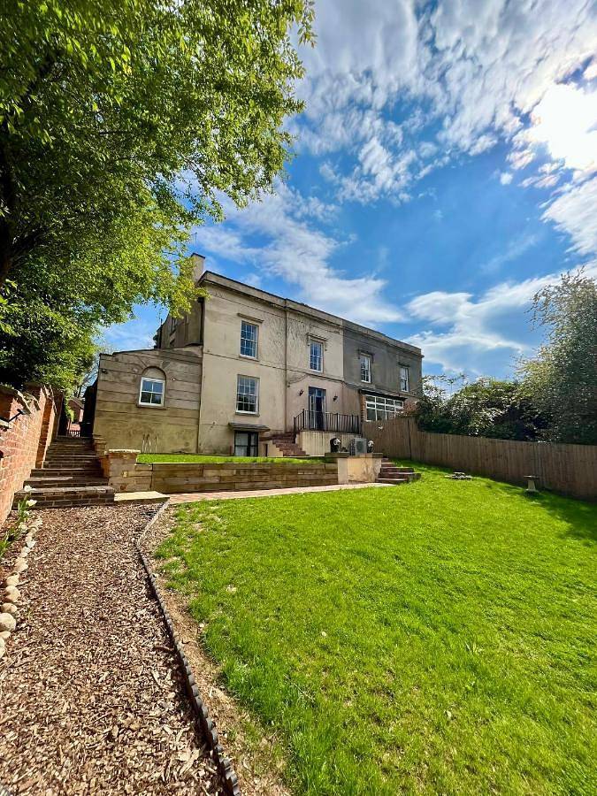 Apartment for 4 people, with view and terrace in Northampton