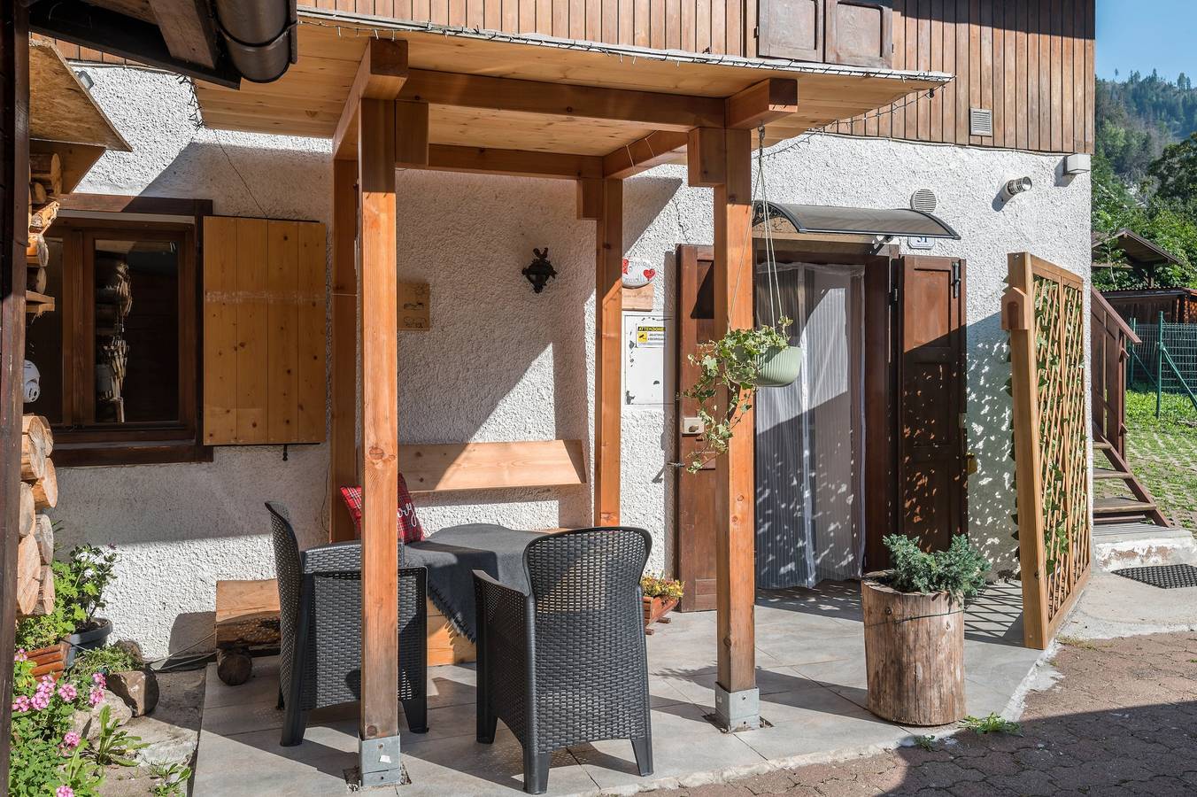 Entire apartment, Apartment 'Ciasa De Lucky' with Mountain View, Private Terrace and Wi-Fi in Forno, Moena