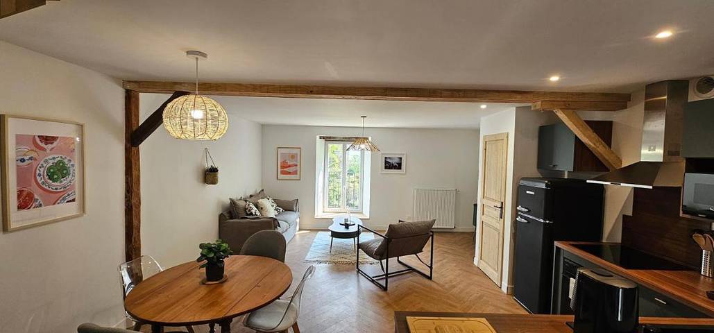 Gîte pour 4 personnes, avec vue ainsi que piscine et jardin à Antignac