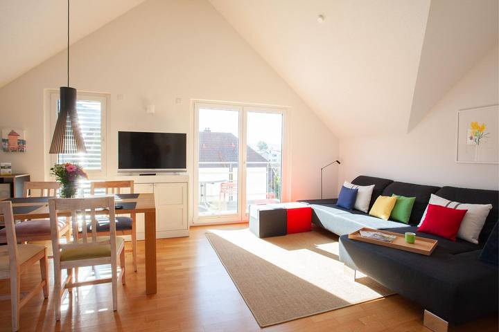 Ganze Wohnung, Ferienwohnung „Seeblick Bodman“ am Bodensee – Dachgeschosswohnung mit Balkon & Seenähe
- ganz neu im Angebot- in Bodman-Ludwigshafen, Schwäbische Alb Radweg Region