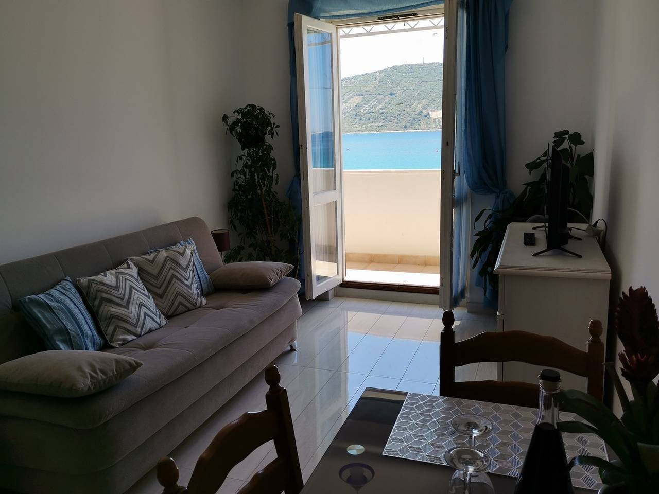 Ganze Wohnung, Das Apartment mit sehr schoen Aussicht auf das Meer und der Altstadt in Primosten, Šibenik-Knin