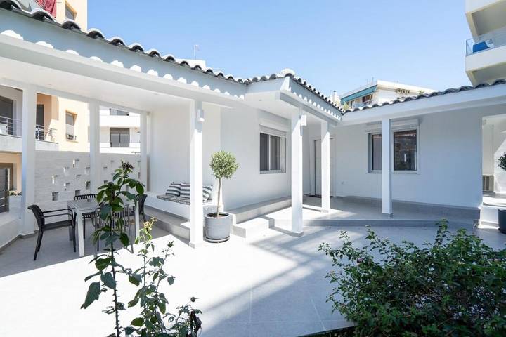 Villa für 4 Personen, mit Terrasse und Garten in Voula