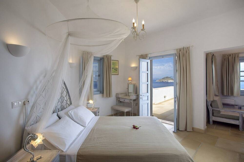 Alluring Patmos Villa | Villa Heracles’ Rest | 5 Bedrooms | Scenic Verandas |. in Archipiélago del Dodecaneso