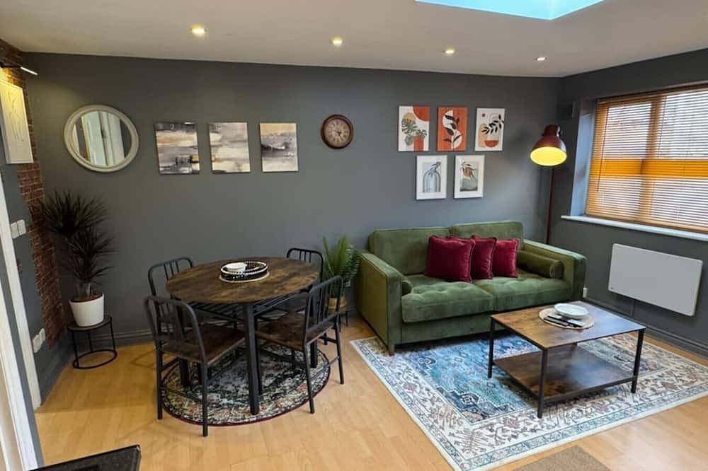 Entire apartment, Cosy one-bedroom stay steps from shops and transport in Watford, Hertfordshire