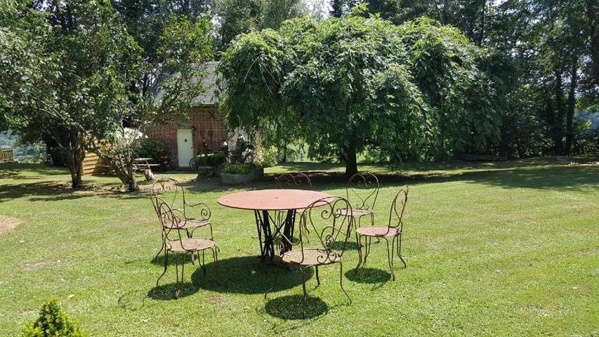 Location de vacances pour 2 personnes, avec Balcon et Terrasse ainsi que Jardin et Vue à Vimoutiers
