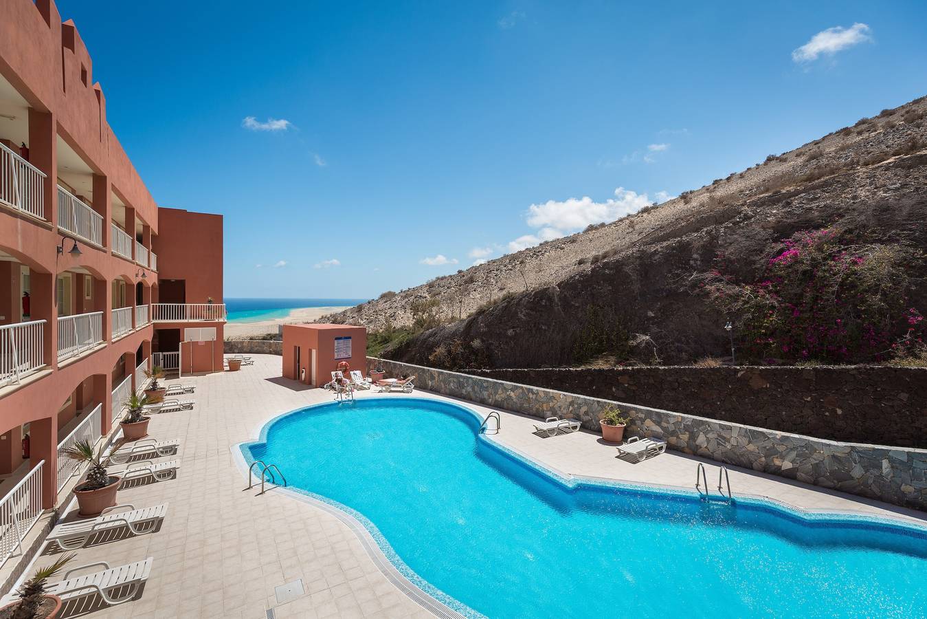 Apartamento inteiro, Férias 'Home Sweet Home with Ocean View' com vista para o mar, piscina partilhada e acesso Wi-Fi in Playa de la Barca, Pájara
