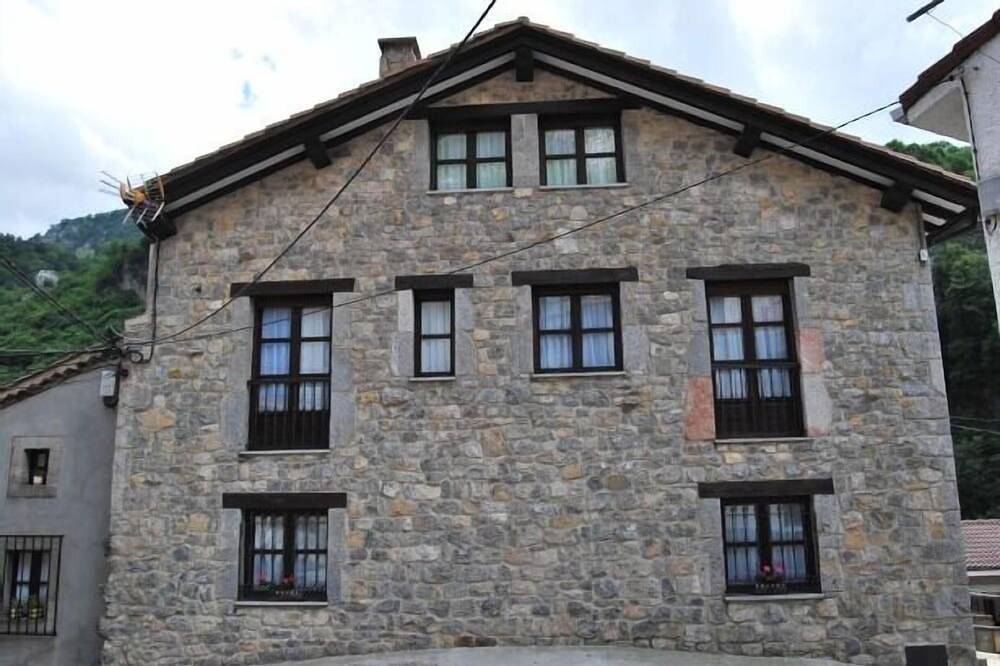 Casa rural (alquiler íntegro) El Colladín para 9-10 personas in Tielve, Cabrales