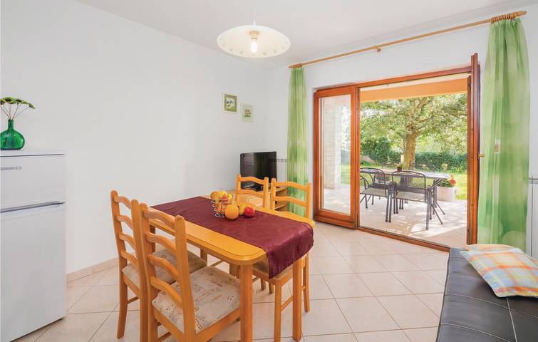 Apartamento vacacional entero, Encantador apartamento con terraza, wifi y fácil acceso al centro de la ciudad in Presika, Costa Este de Istria