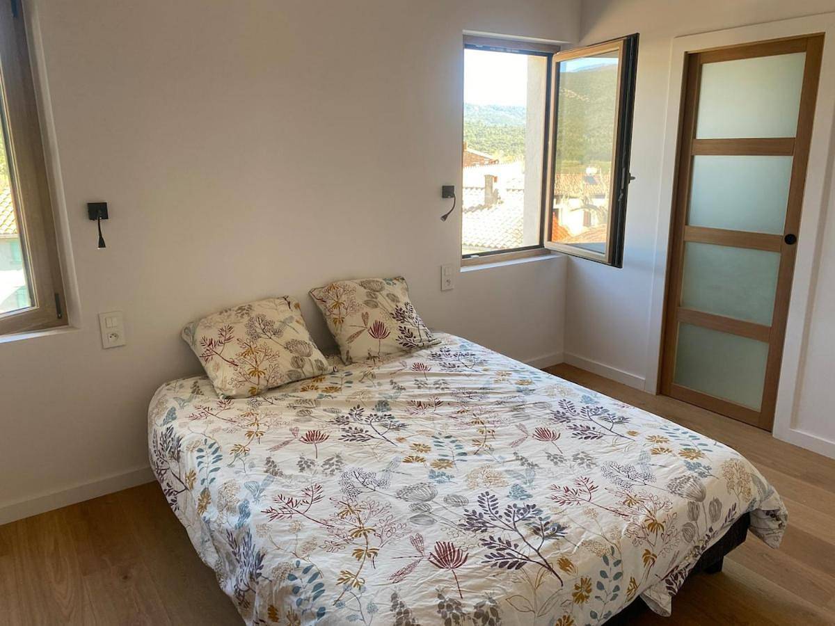 Gîte lumineux avec jardin, vue sur Peyrepertuse in Rouffiac-des-Corbières, Parc naturel régional Corbières-Fenouillèdes
