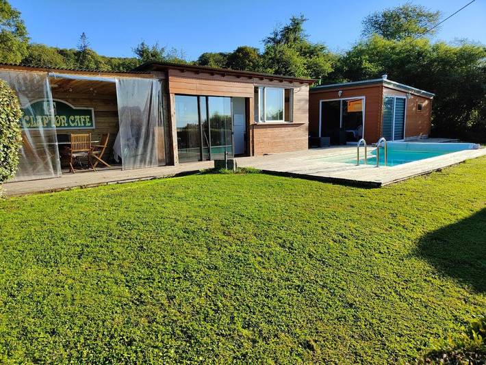 Gîte pour 2 personnes, avec vue ainsi que terrasse et piscine à Torcé-Viviers-en-Charnie