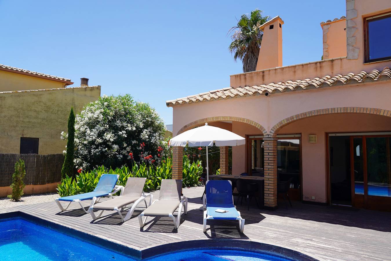 Fantastische Villa in der Nähe des Sandstrandes Sant Pere Pescador in Sant Pere Pescador, Oberampurien