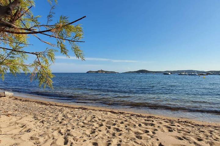 Location de vacances pour 5 personnes, avec Terrasse ainsi que Jardin et Piscine dans Plage de Vardiola