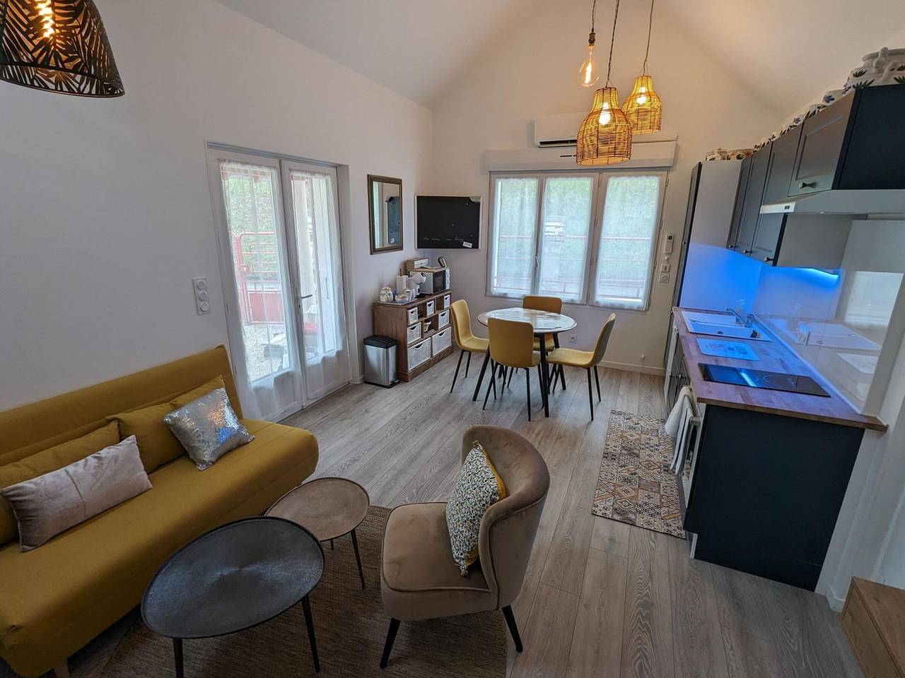 Acogedor alojamiento junto al Loing, cerca de Montargis, con terraza privada y todas las comodidades inclusas in Montargis, Región de Montargis