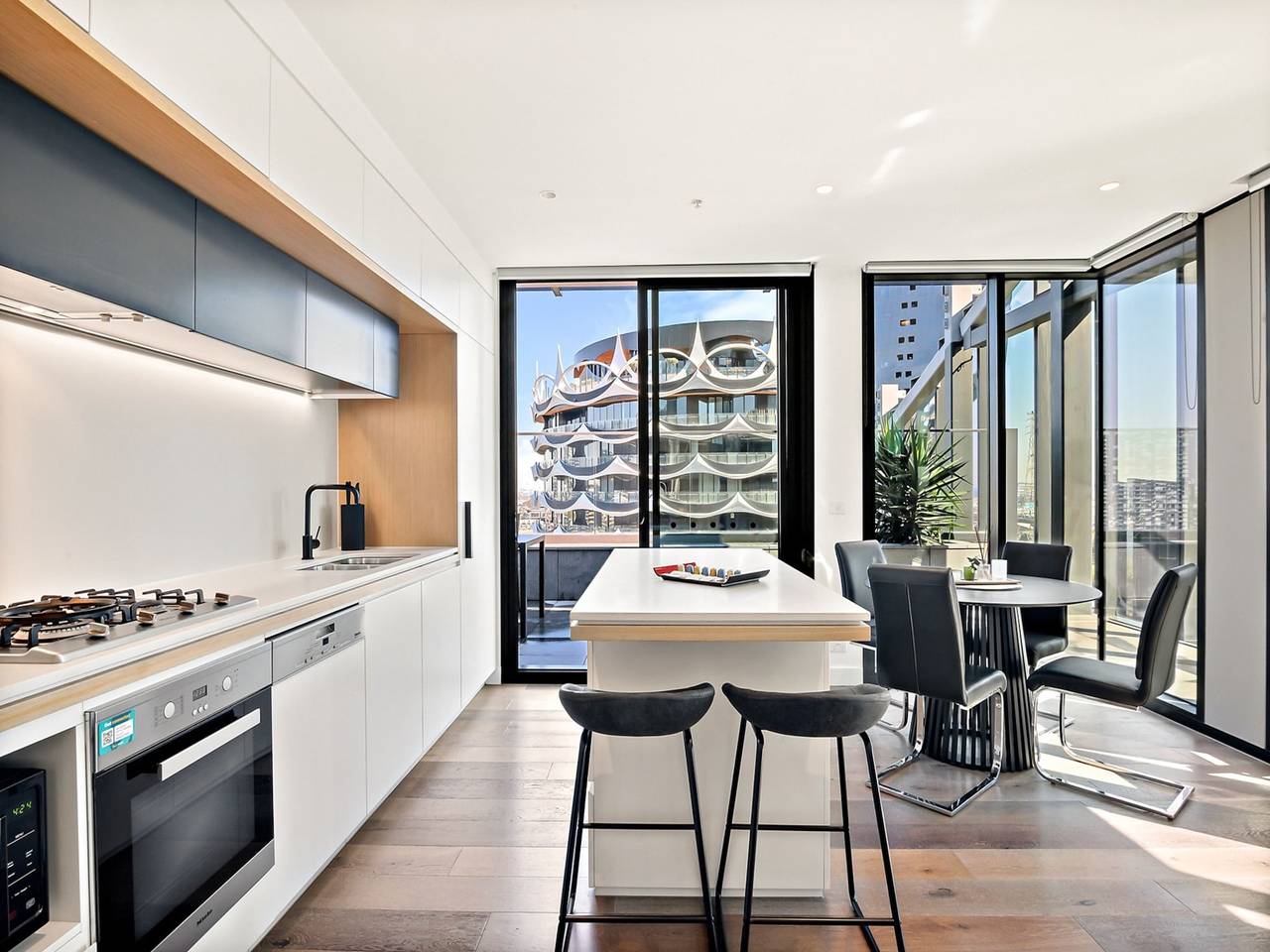 Entire apartment, Bright 2-Bed Retreat with Pool, Gym & Sauna Access in Docklands, Melbourne