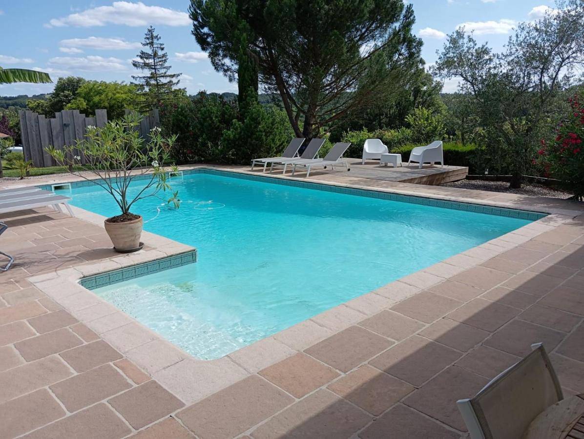 Queen Room with Pool View in La Sauvetat-sur-Lède, Région de Villeneuve-sur-Lot