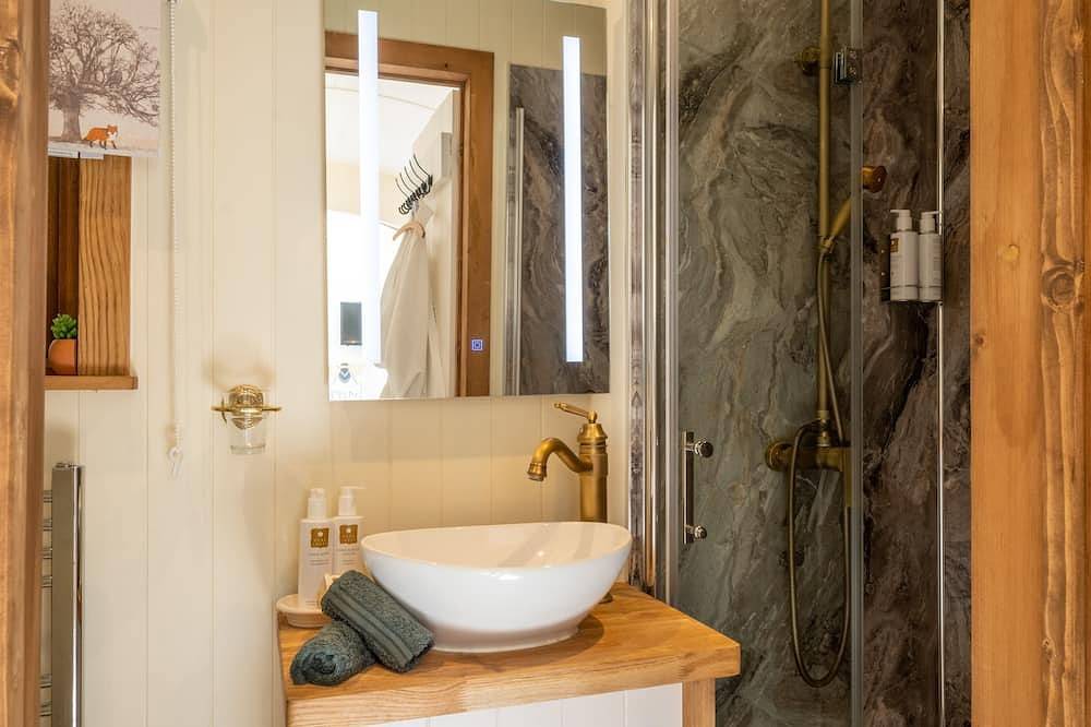 Honey Bee Shepherd's Hut - Wood-fired Hot Tub in Hawkshead, Lake District