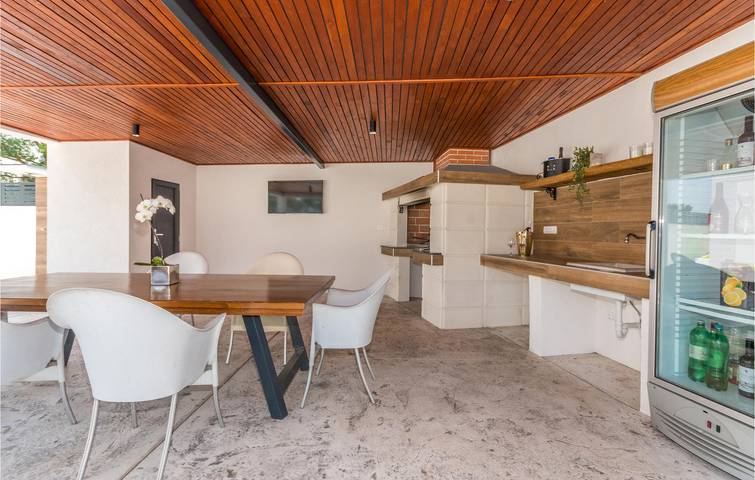 Charmante Unterkunft, 1 km vom Strand entfernt: Gemütliche 2-Zimmer-Wohnung mit Pool, Terrasse und WLAN in Biograd na Moru, Zadar