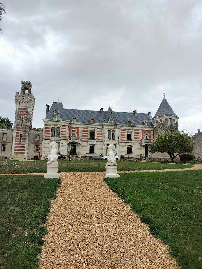 Gîte pour 6 personnes, avec Terrasse et Jardin ainsi que Piscine et Vue à Auzouer-en-Touraine