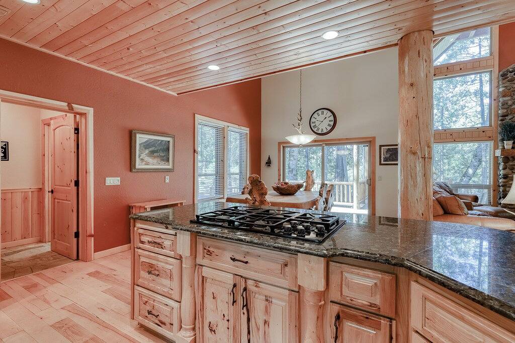 Log Cabin for 12 Guests in Shaver Lake, Kings Canyon National Park