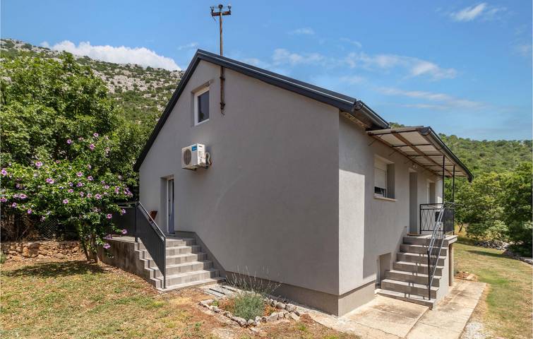 Ferienhaus für 4 Personen, mit Terrasse und Garten in Karlobag