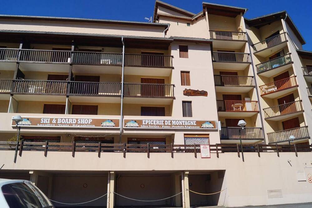 Entire apartment, 300m from resort center, 2nd floor, terrace, tv, 28m², Sauze - Super Sauze in Le Sauze, Enchastrayes