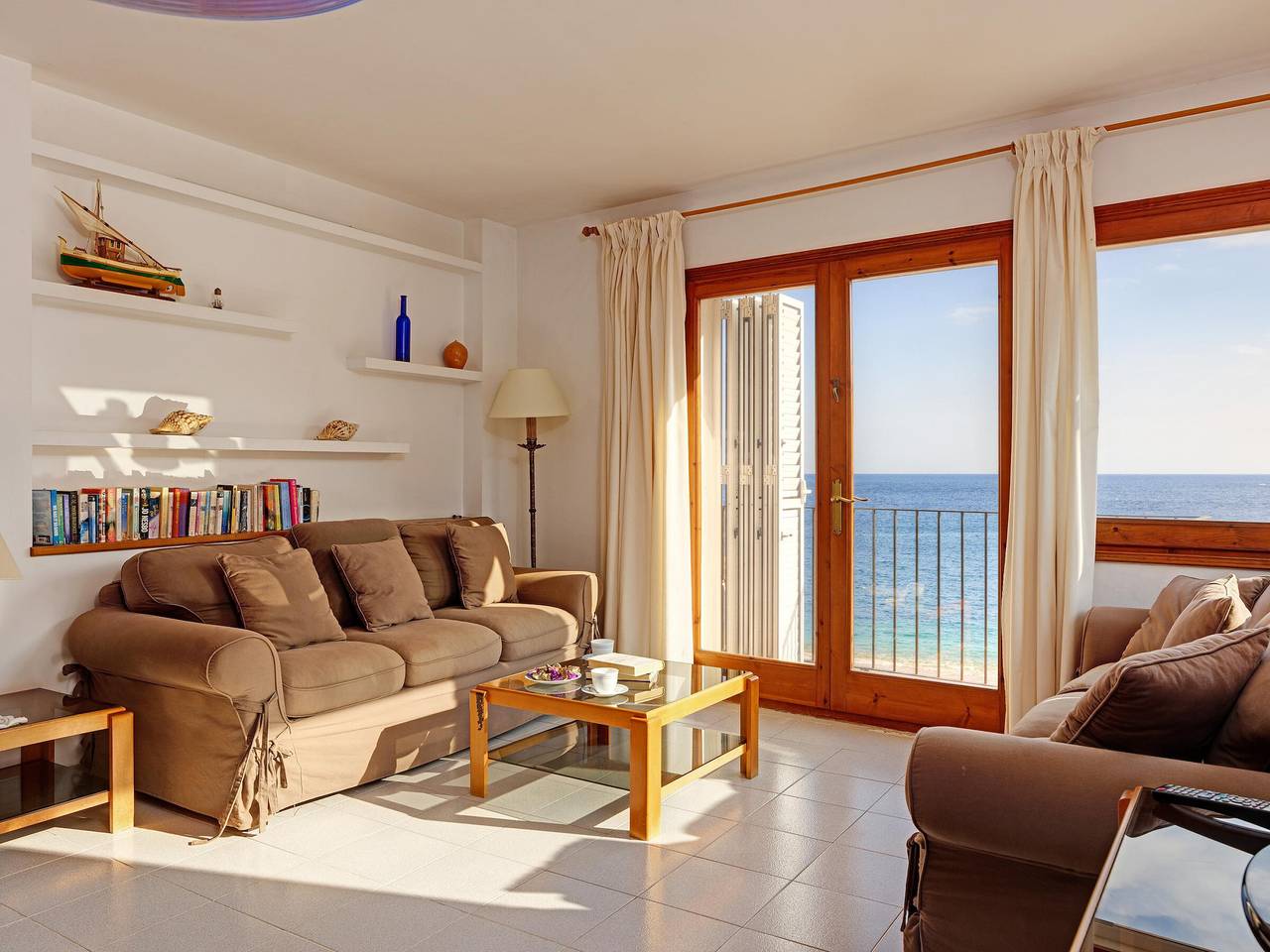 Entire apartment, Sunny Seafront Apartment - 6 guests, Wifi in Platja de Tamariu (Palafrugell), Tamariu