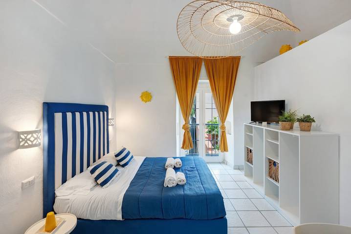 Entire apartment, Apartment 'Yellow Room' with Sea View, Wi-Fi and Air Conditioning in Meta, Sorrento Coast