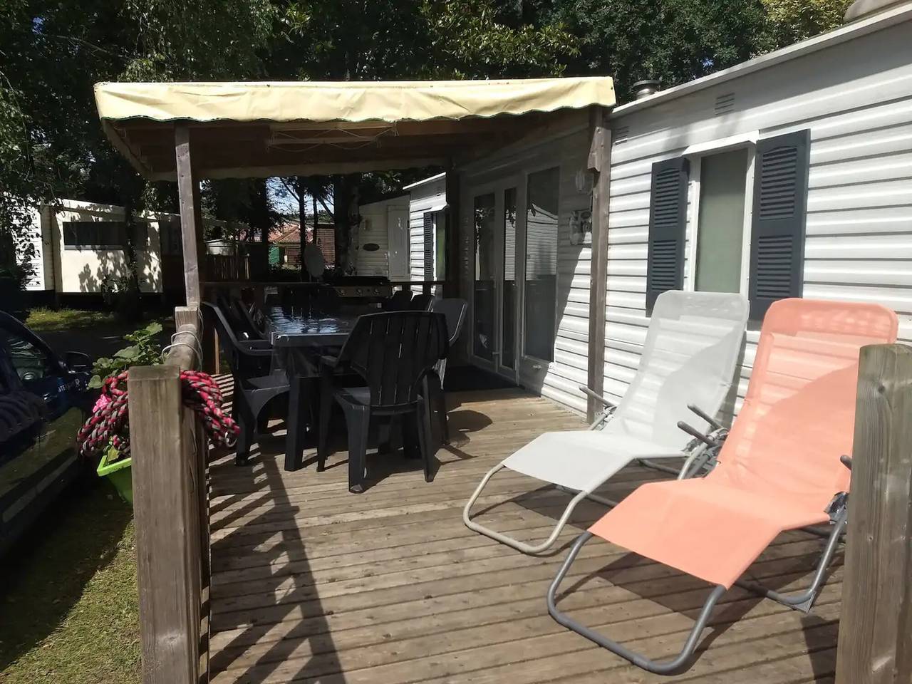 Mobilhome climatisé, calme, sur terrain arboré, avec piscine, terrasse privée & climatisation in Les Mathes, Côte de Beauté
