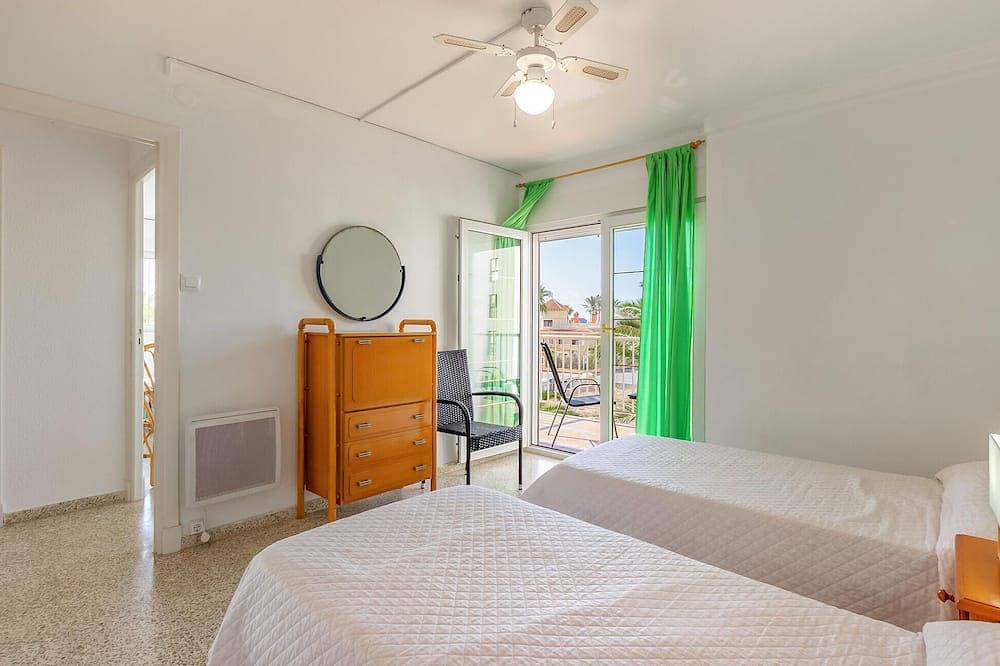 Entire apartment, Awesome apartment in Torrevieja with Wifi in Mar Azul Torrevieja, Torrevieja