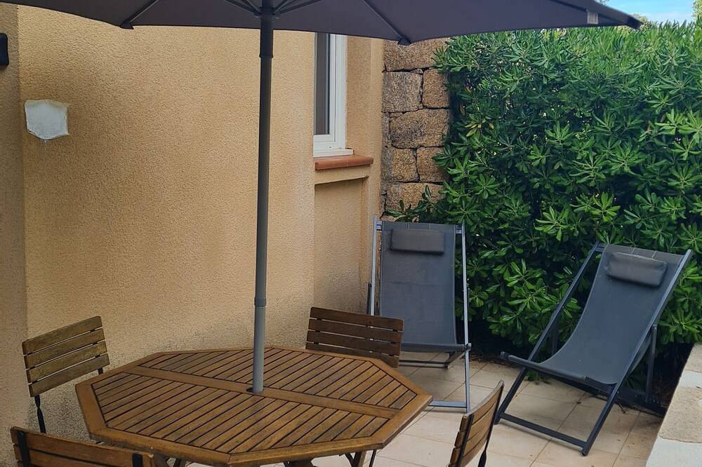 Apartamento entero, Air-conditioned apartment on one level in a residence ***pool, mini golf, sea .. in Serra-di-Ferro, Region de Ajaccio
