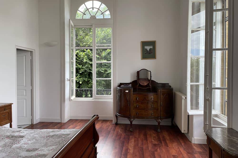 Stunning Apartment in a Chateau, in the Heart of the Dordogne in Strenquels, Lot