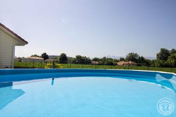 Gîte pour 6 personnes, avec jardin ainsi que piscine et terrasse dans les Hautes-Pyrénées