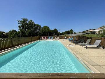Gîte pour 15 personnes, avec piscine ainsi que jardin et terrasse à Saint-Révérend