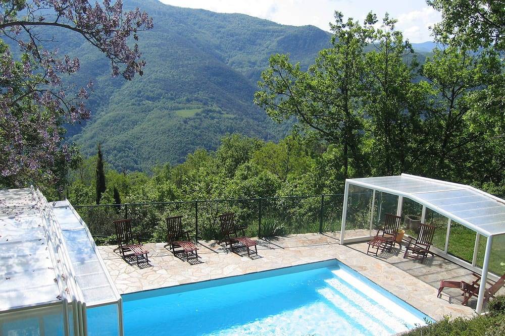 Villa, piscine chauffée par  panneaux  solaires et par abri  haut télescopique in Montferrer, Région de Céret