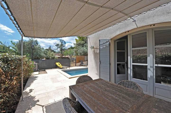 Location de vacances pour 6 personnes, avec vue ainsi que piscine et jardin, adapté aux familles à Lioux - 4