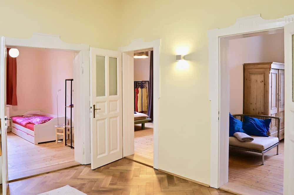Apartamento entero, Apartamento con unos 200 metros cuadrados, 5 dormitorios, máx. 12 personas in Loschwitz, Dresde