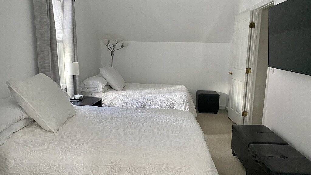 Private hidden gem walking distance to town, restaurants, and shopping! in Litchfield County