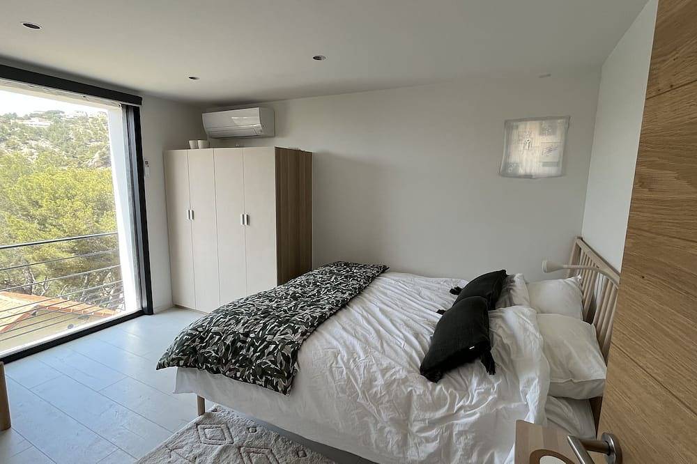 Grand Cabanon Sous les Pins Dans une Calanque in Ensuès-la-Redonne, Istres region