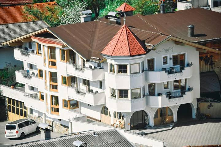 Vakantieappartement voor 4 personen, with sauna and whirlpool as well as balkon in Ladis