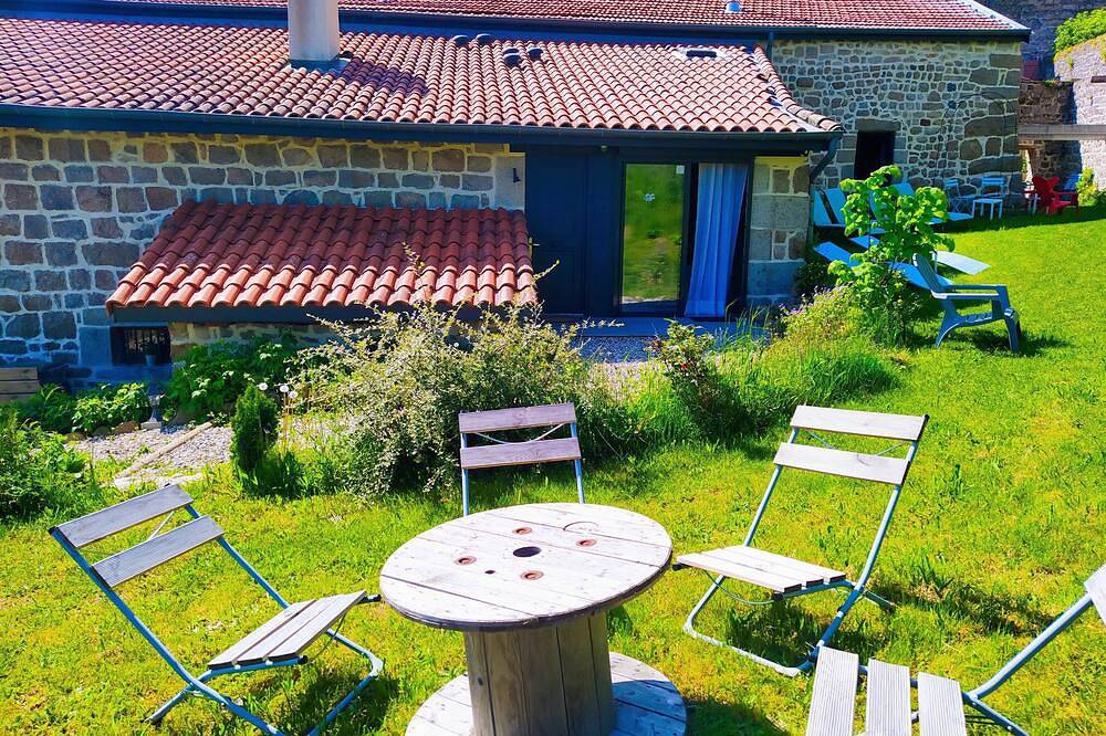 Gîte de groupe grande capacité loire 42 La Bâtisse aux Lanternes 30 couchages in Saint-Bonnet-le-Château, Montbrison
