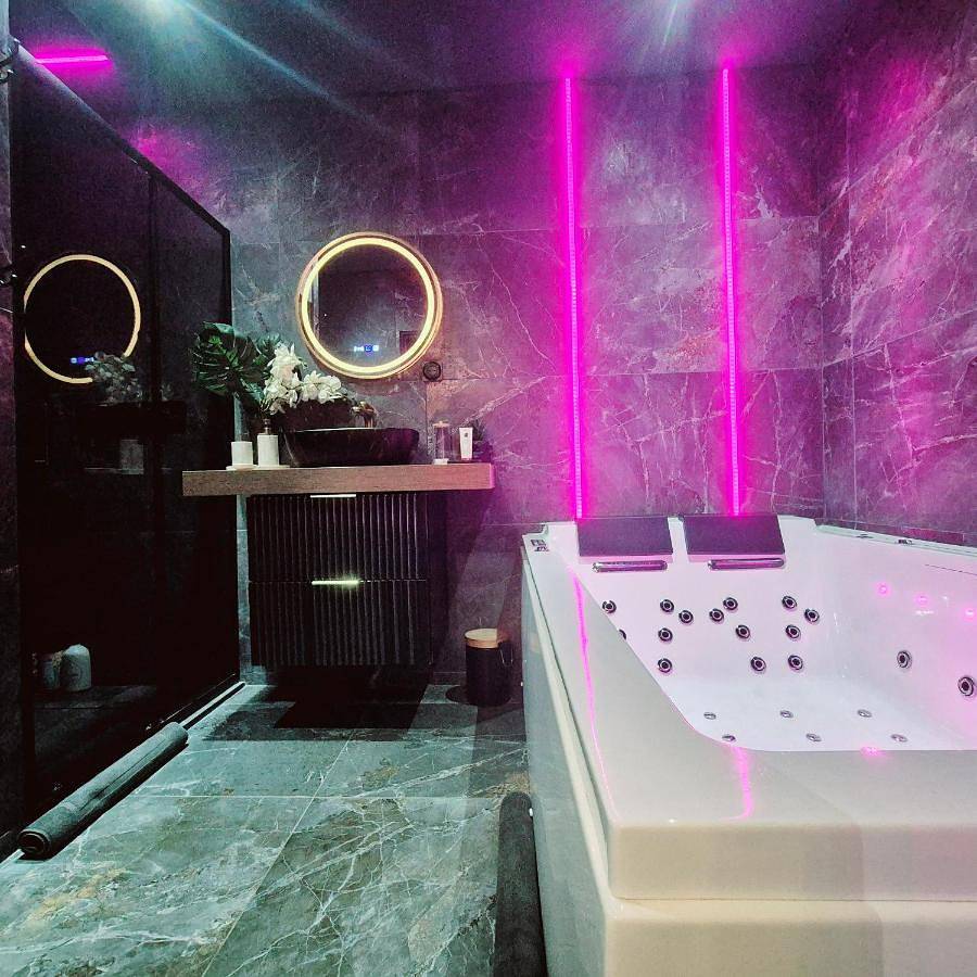 Appartement entier, Loveroom La Petite Suite avec Spa in Brest, Région de Brest