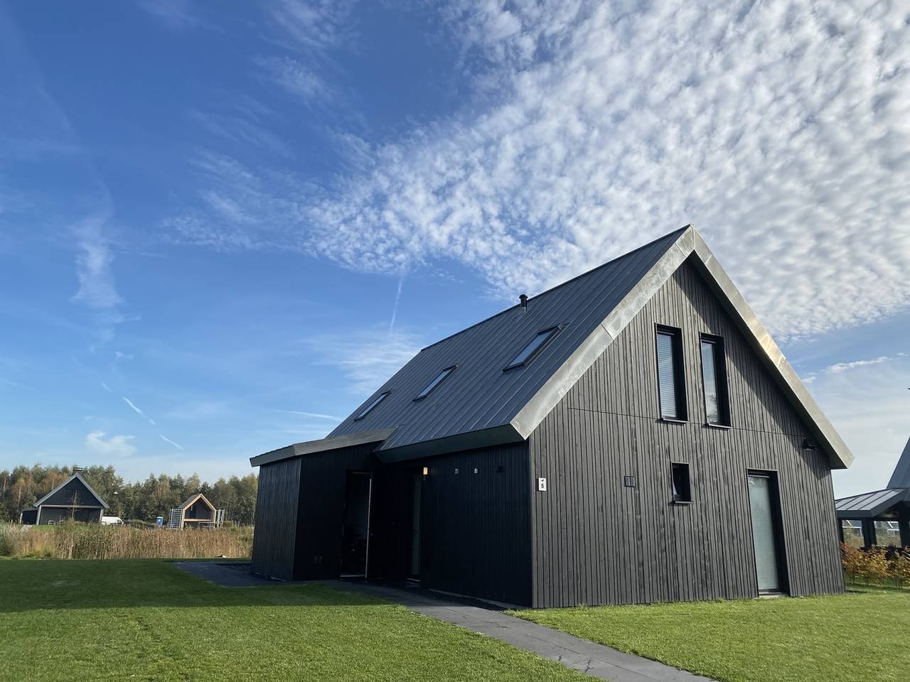 Geräumige Villa für 8 Personen mit Bootsteg und Grill in einem Ferienpark in Friesland in Sint Nicolaasga, Friesland