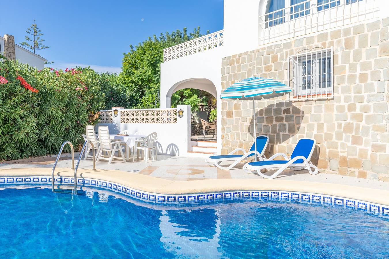 Villa avec piscine privée, vue sur mer, terrasse, balcon, climatisation et Wi-Fi in Calpe, Costa Blanca