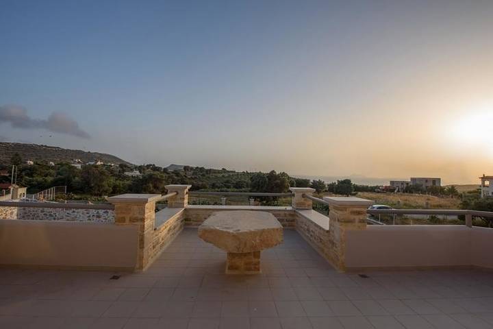 Ferienhaus für 6 Personen, mit Balkon und Terrasse sowie Garten und Ausblick in Pitsidia